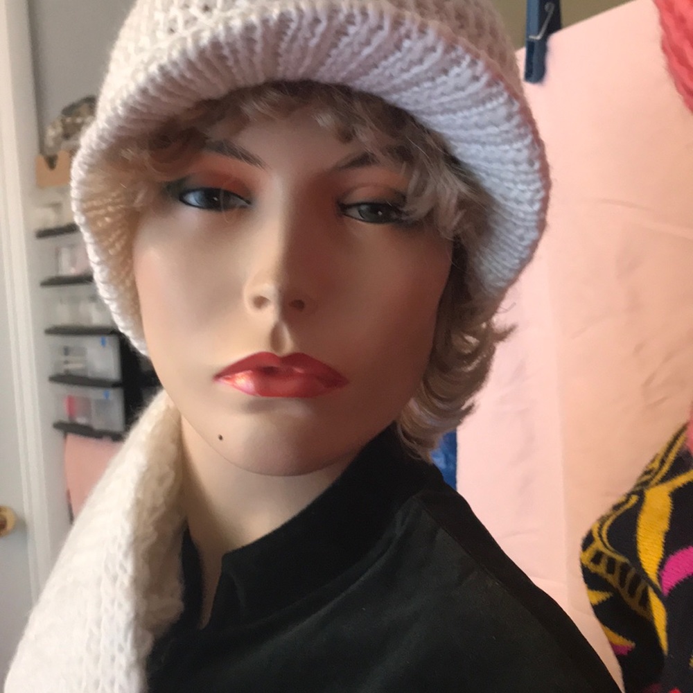 ๐ฅ2/15.00-Knitted bonnet and scarf - Set NWT - Picture 6 of 11